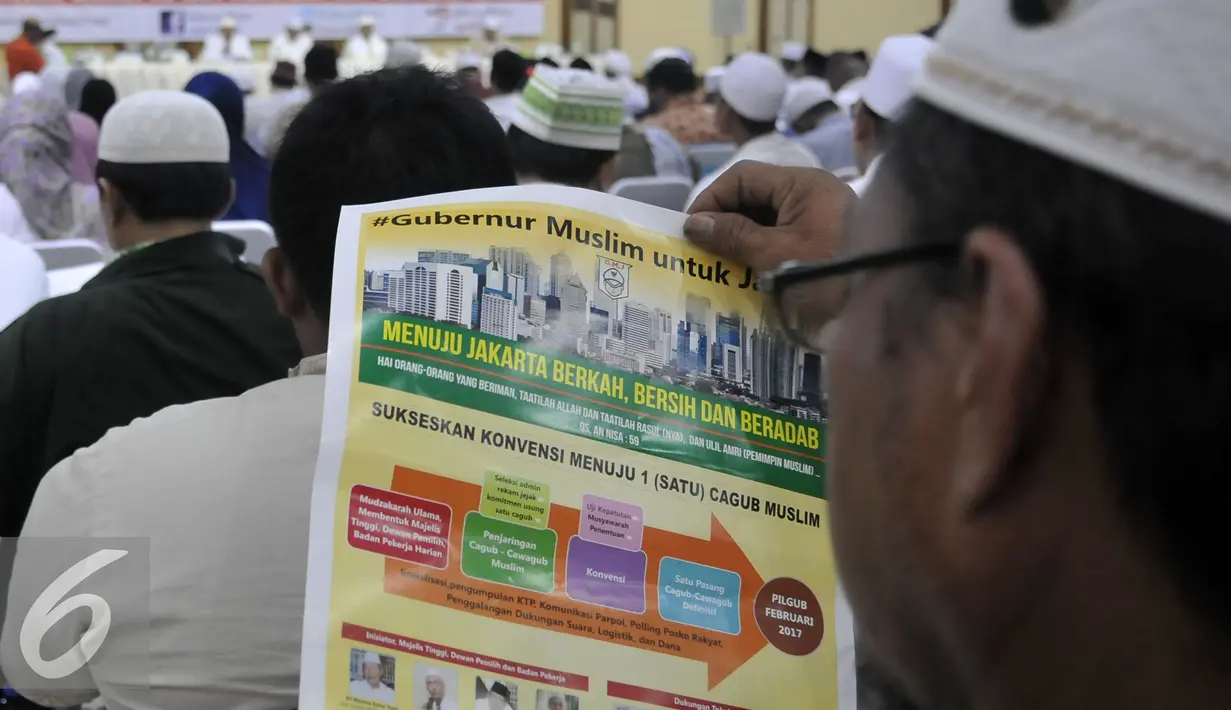 Peserta membaca selebaran saat Peluncuran Konvensi Gubernur Muslim, Jakarta, Kamis (25/2).  Habib Muhammad Rizieq Shihab mengusung calonnya sendiri buat menghadapi Ahok, dan membuka pendaftaran calon gubernur versi dirinya. (Liputan6.com/Johan Tallo)