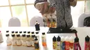 Liquid vape diperlihatkan saat pemberian izin perdana berupa NPPBKC, Jakarta, Rabu (18/7). Di dalam aturan yang berlaku 1 Juli 2018, liquid vape yang merupakan hasil pengolahan tembakau lainnya (HPTL) dikenakan tarif cukai 57%. (Liputan6.com/Angga Yuniar)