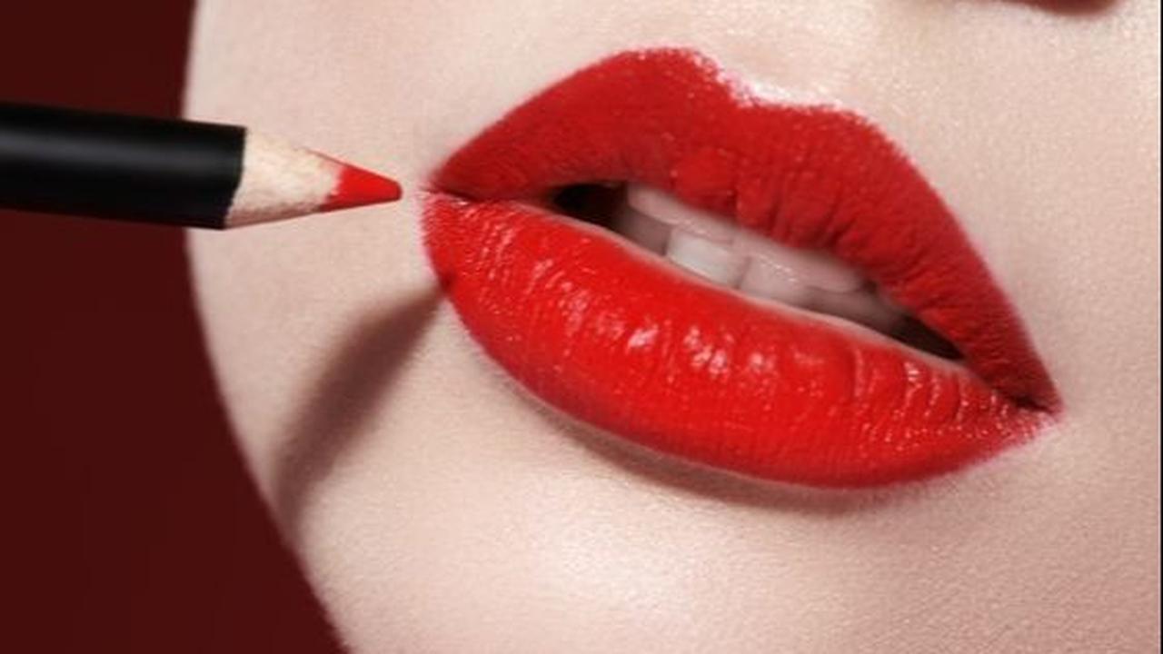8.&nbsp;Sempurnakan Bentuk Bibir dengan Menggunakan Lip Liner