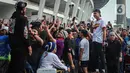Ia mengenakan pakaian santai, kaos putih bertuliskan 'Merdeka' dengan celana panjang hitam serta topi hitam yang dipakai terbalik ala anak muda. (Liputan6.com/Faizal Fanani)