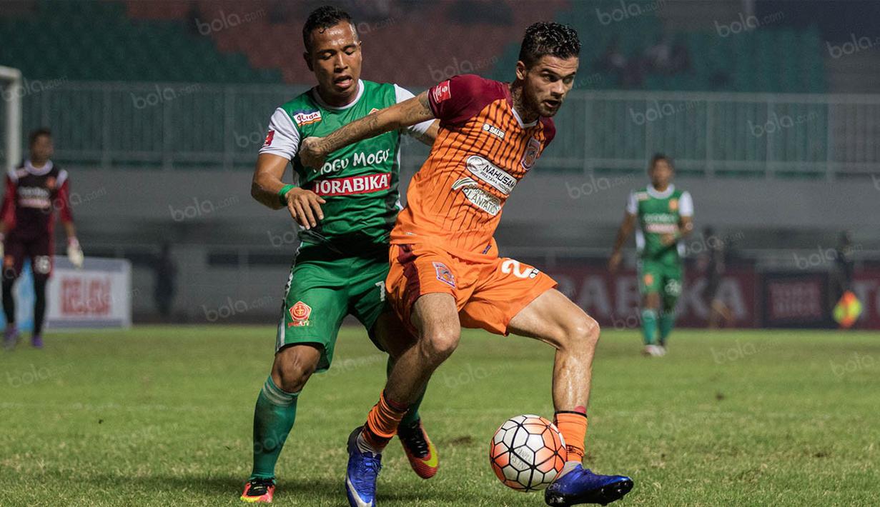 Pemain Borneo FC, Diego Michiels, berusaha melewati pemain PS TNI, Guntur Triaji. Pada laga ini PS TNI dan Borneo FC sama-sama melakukan empat kali tembakan yang mengarah ke gawang. (Bola.com/Vitalis Yogi Trisna) 