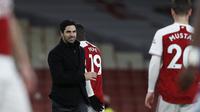 Pelatih Arsenal, Mikel Arteta tersenyum saat berjalan memberi selamat kepada para pemainnya setelah pertandingan melawan Chelsea pada pertandigan lanjutan Liga Inggris di Stadion Emirates di London, Minggu (27/12/2020). Arsenal sukses mengalahkan Chelsea 3-1. (Adrian Dennis / Pool via AP)