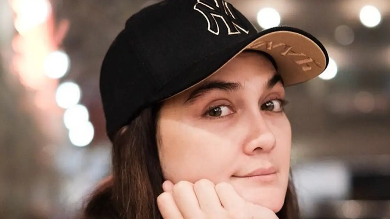 FOTO: Gaya Modis Luna Maya Saat Kenakan Topi, Kece Abis