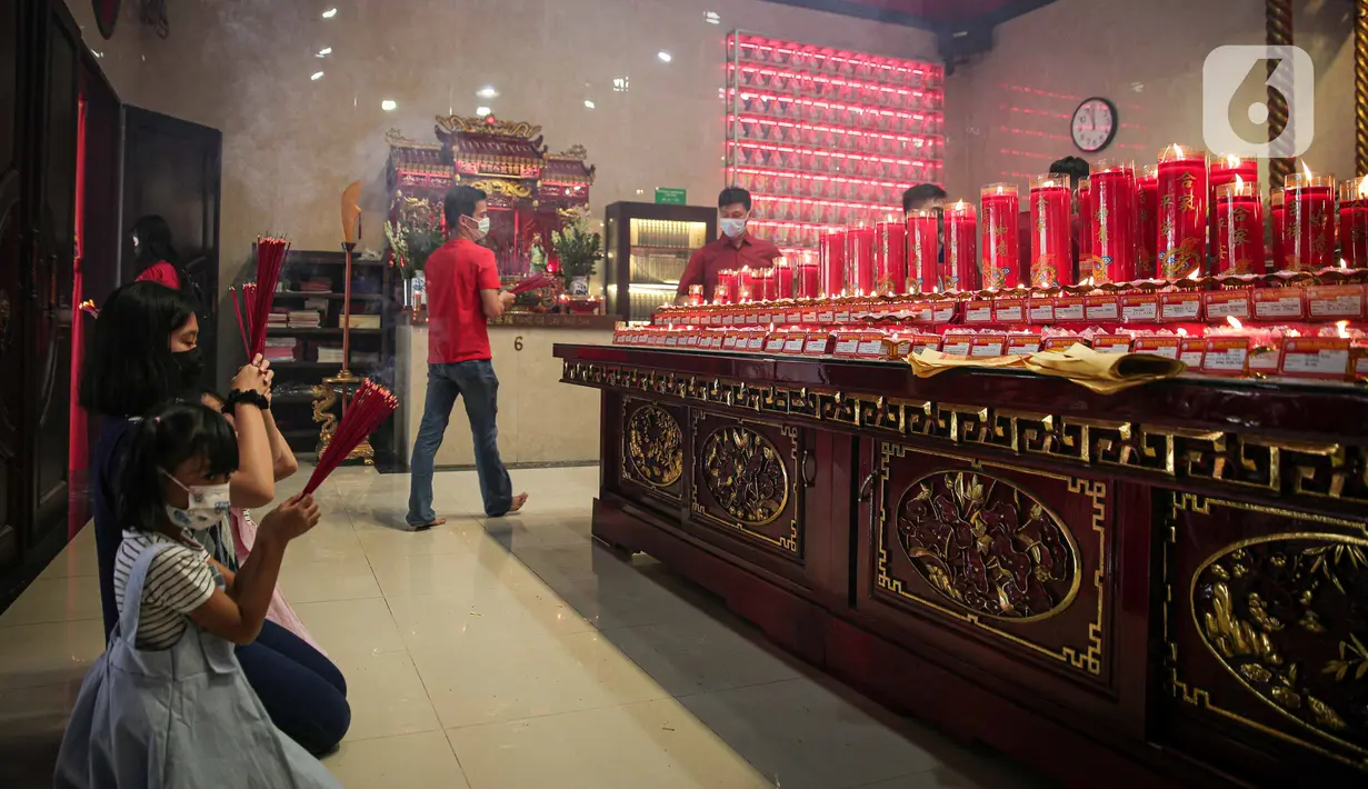 Warga Tionghoa melaksanakan sembahyang Tahun Baru Imlek 2573 Kongzili di Vihara Avalokitesvara, Tangerang Selatan, Banten, Selasa (1/2/2022). Pengelola Vihara memberlakukan pengaturan waktu dan jumlah pengunjung  dengan ketentuan protokol kesehatan Covid-19 yang berlaku. (Liputan6.com/Faizal Fanani)