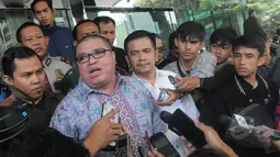 Razman Arif Nasution, saat ditanya oleh wartawaan di depan Gedung Komisi Pemberantasan Korupsi (KPK), Jakarta, Jum'at (13/2/2015).  Kedatangan Razman untuk menyampaikan terkait adanya teror terhadap pegawai KPK. (Liputan6.com/Herman Zakharia)