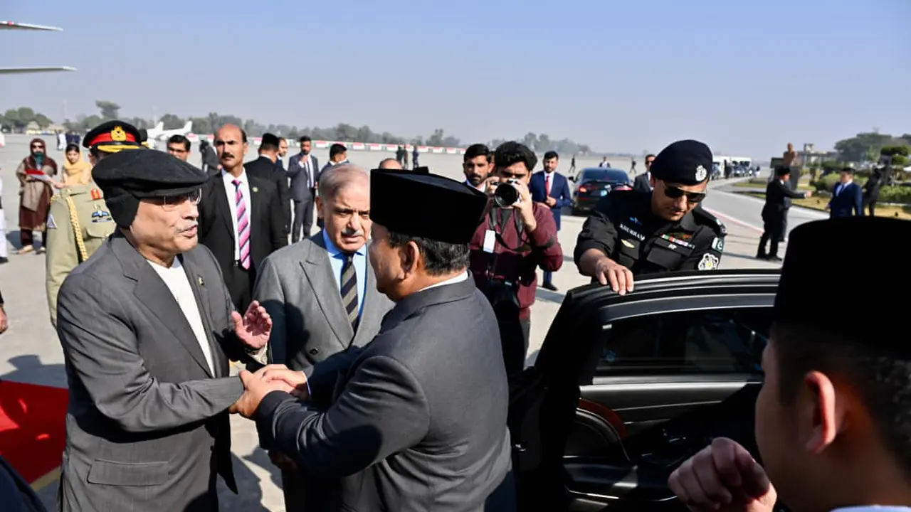 Presiden Prabowo Subianto saat tiba di Islamabad, Pakistan.