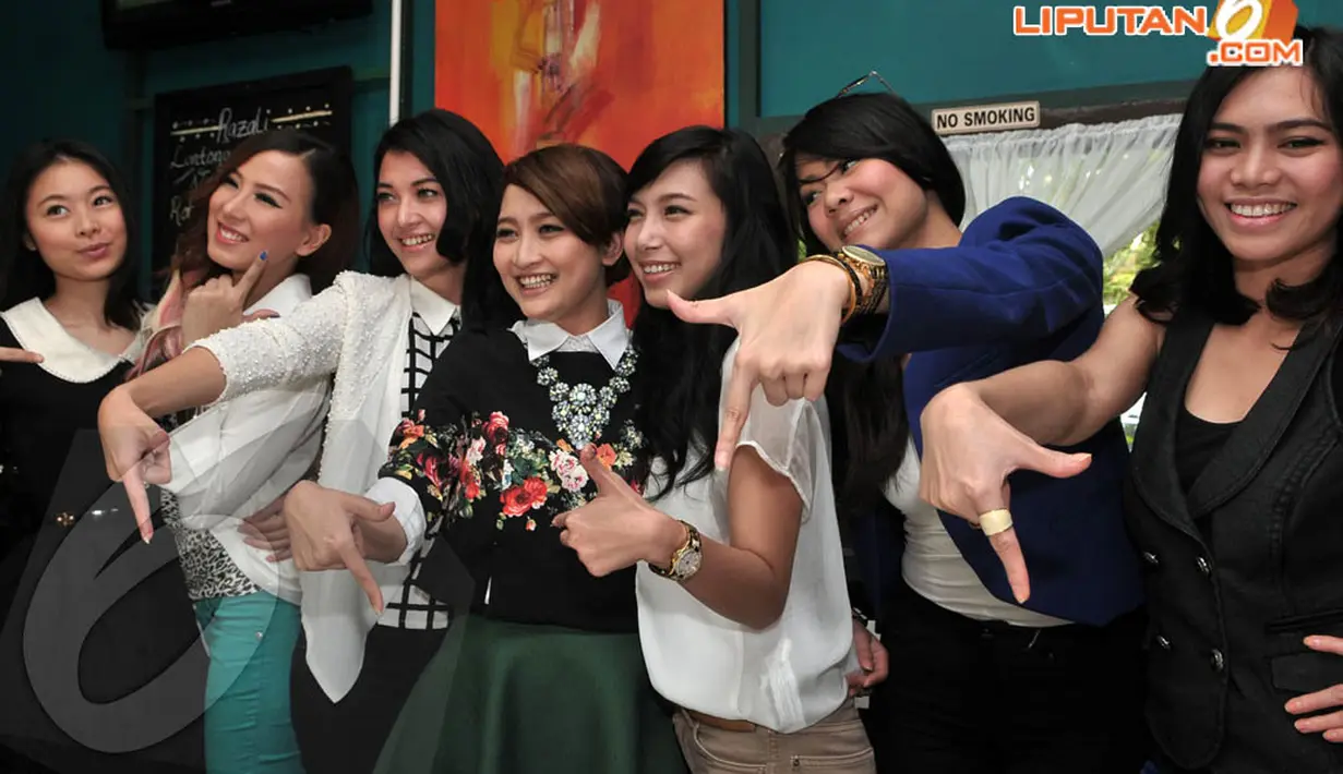 Girlband 7icons gelar konferensi pers di kawasan Brawijaya, Jakarta, Selasa (22/4/14). (Liputan6.com/Faisal R. Syam)