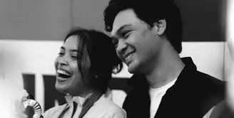 Kali ini, giliran Mikha yang temani Gregoria saat match day di Paris. Tampak Mikha kenakan busana layering senada seperti sang kekasih. [@mikha97/@gregoriamrska].
