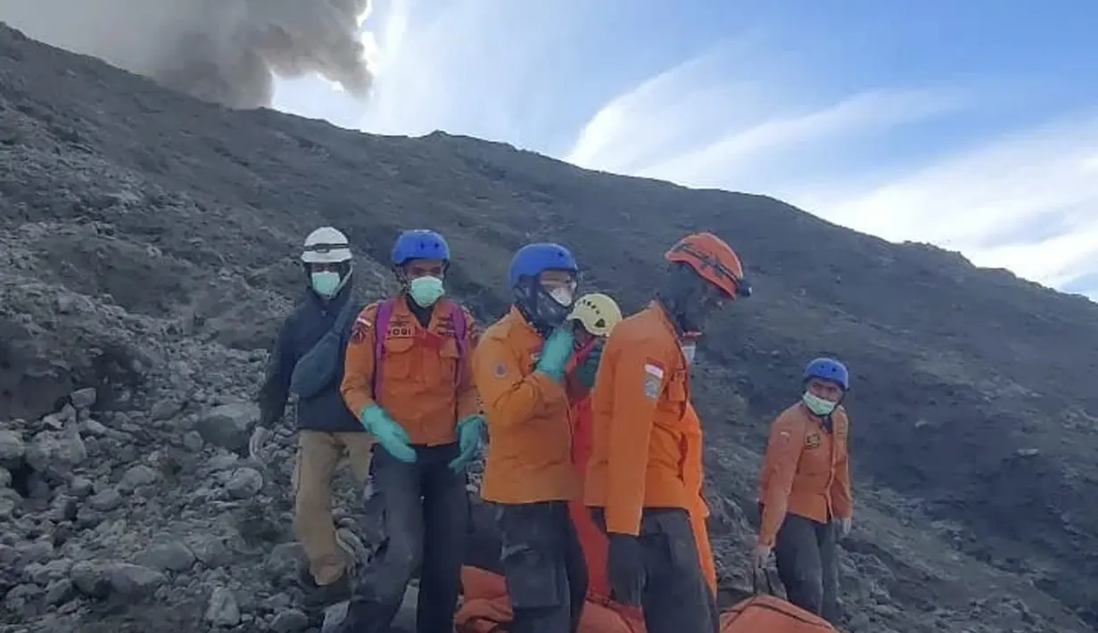Proses evakuasi dan pencarian para pendaki di Gunung Marapi, Sumatera Barat terhambat erupsi susulan. (BASARNAS via AP)