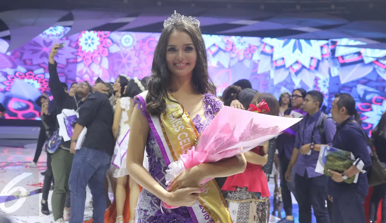 Jasi Michelle Tumbel, asal Manado berhasil meraih mahkota Miss Celebrity Indonesia 2016 pada grand final di Studio 6 Emtek City, Jakarta, Kamis (14/10). Gadis berusia 18 tahun itu berhasil menyingkirkan 19 pesaingnya. (Liputan6.com/Herman Zakharia)
