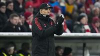 Pelatih Bayern Munchen, Thomas Tuchel, mengamati permainan anak asuhnya saat melawan SC Freiburg dalam laga babak perempat final DFB Pokal di Allianz Arena, Rabu (05/04/2023). Kekalahan perdana pelatih anyar Thomas Tuchel ini membuat Bayern tersingkir dari DFB Pokal. (AP Photo/Matthias Schrader)