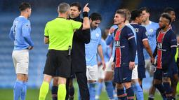 Para pemain dan pelatih PSG terlihat ramai-ramai melakukan protes kepada wasit usai peluit akhir pertandingan berbunyi. (AFP/Paul Ellis)
