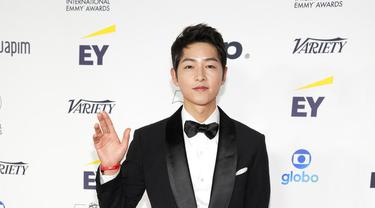 Song Joong Ki dalam International Emmy Awards di New York Hilton Midtown, Senin (21/11/2022). (Foto: Charles Sykes/Invision/AP)