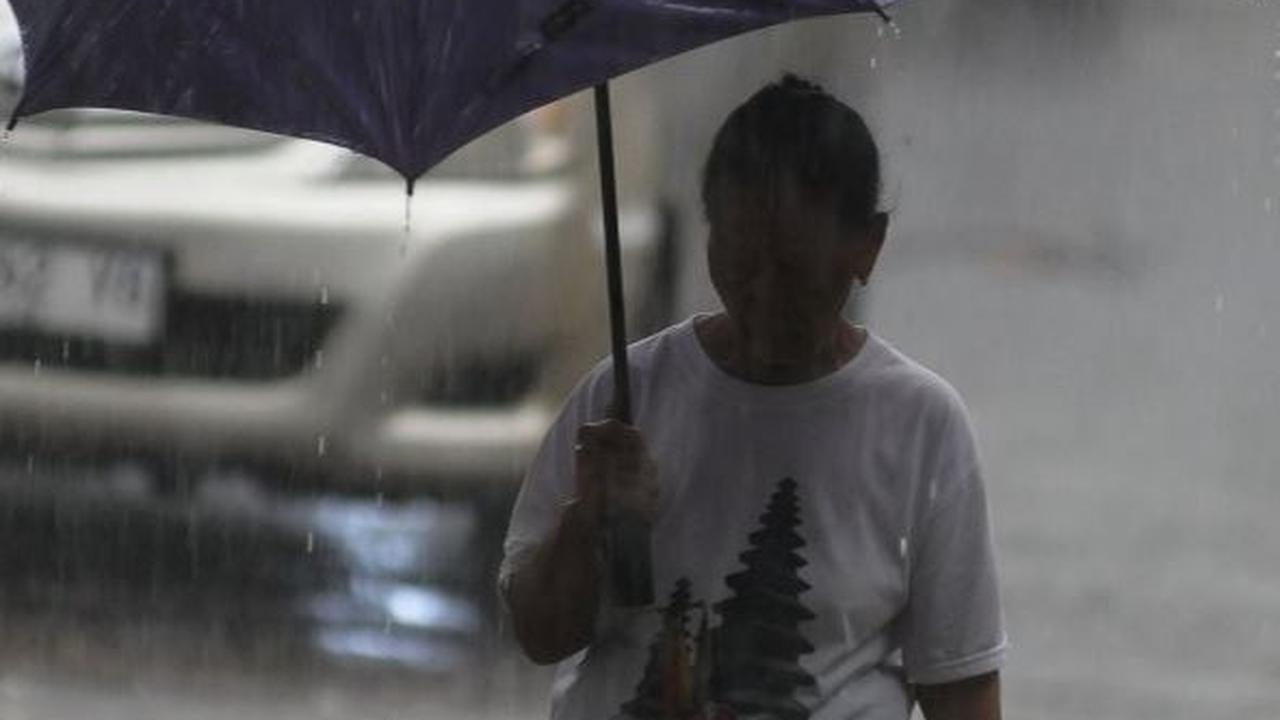 Hujan yang mengguyur kawasan Jakarta Selatan ini juga membuat jalan tergenang air. Foto: merdeka.com / Imam Buhori.