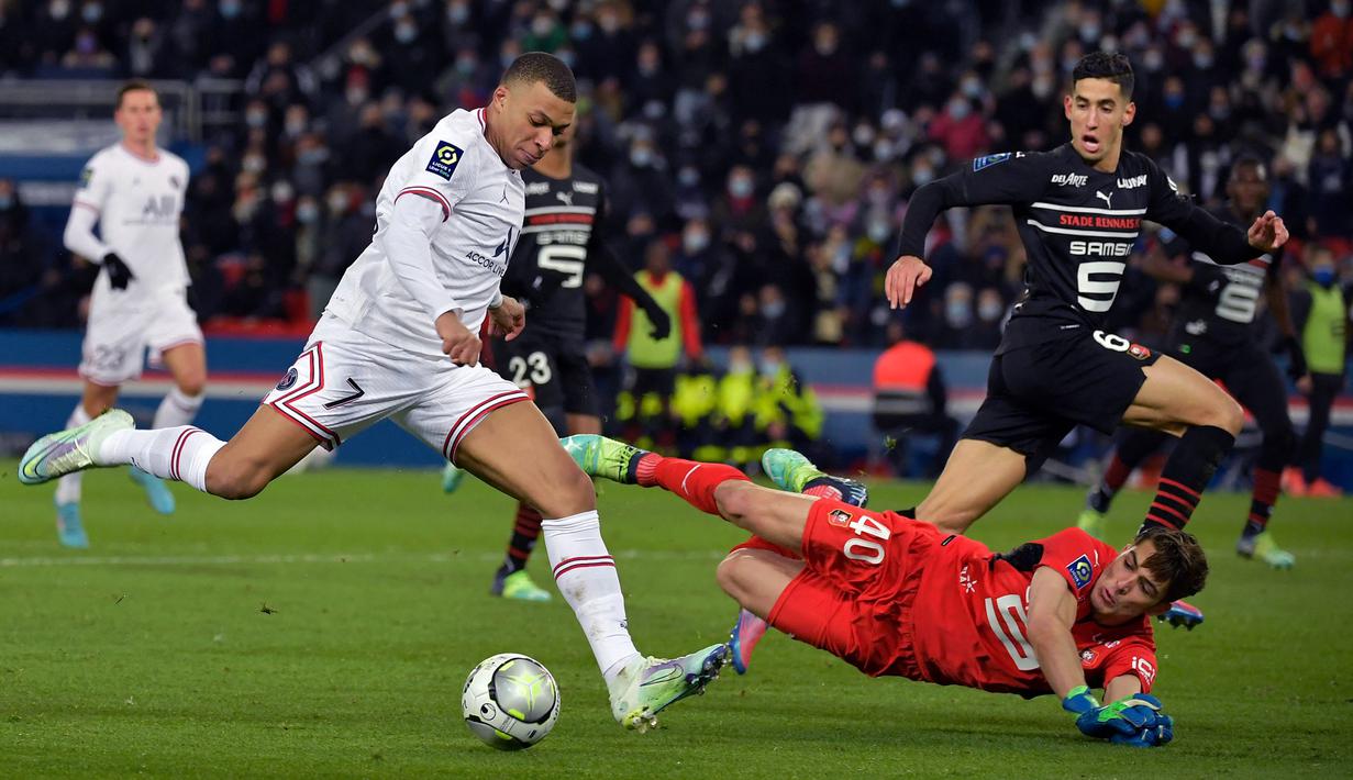 PSG tetap tampil menekan sekembalinya dari ruang ganti. Pada menit ke-63, Mbappe kembali menciptakan peluang yang hampir membuat PSG unggul. Umpan dari Draxler membuat Mbappe terbebas dan tinggal berhadapan satu lawan satu dengan Dogan Alemdar. Sialnya, bidikannya masih melebar. (AFP/Julien De Rosa)