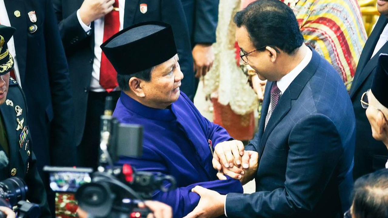 VIDEO: Momen Mesra Usai Pelantikan, Prabowo Rangkul Cipika Cipiki Anies Baswedan Hingga Try Sutrisno