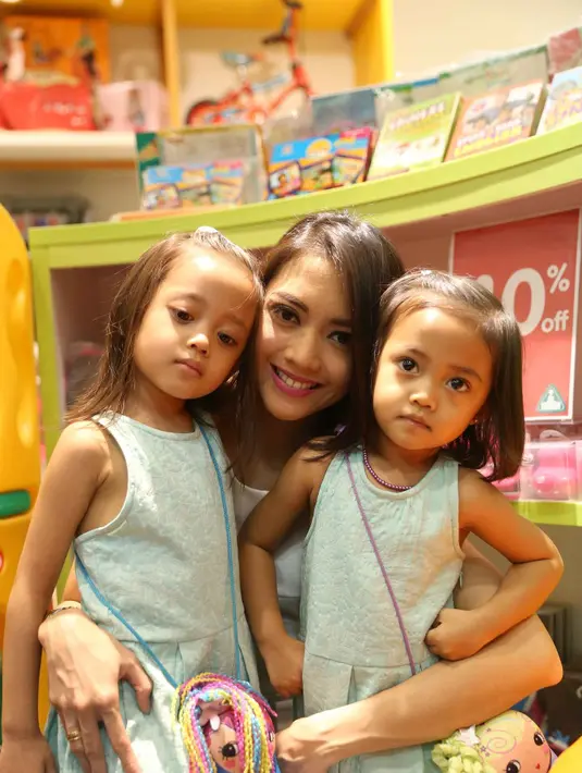 Ririn mengaku melakukan kegiatan ekstrim dengan menjaga ke-2 anaknya dan memperbanyak kegiatan bersama anaknya. .  (Nurwahyunan/Bintang.com)