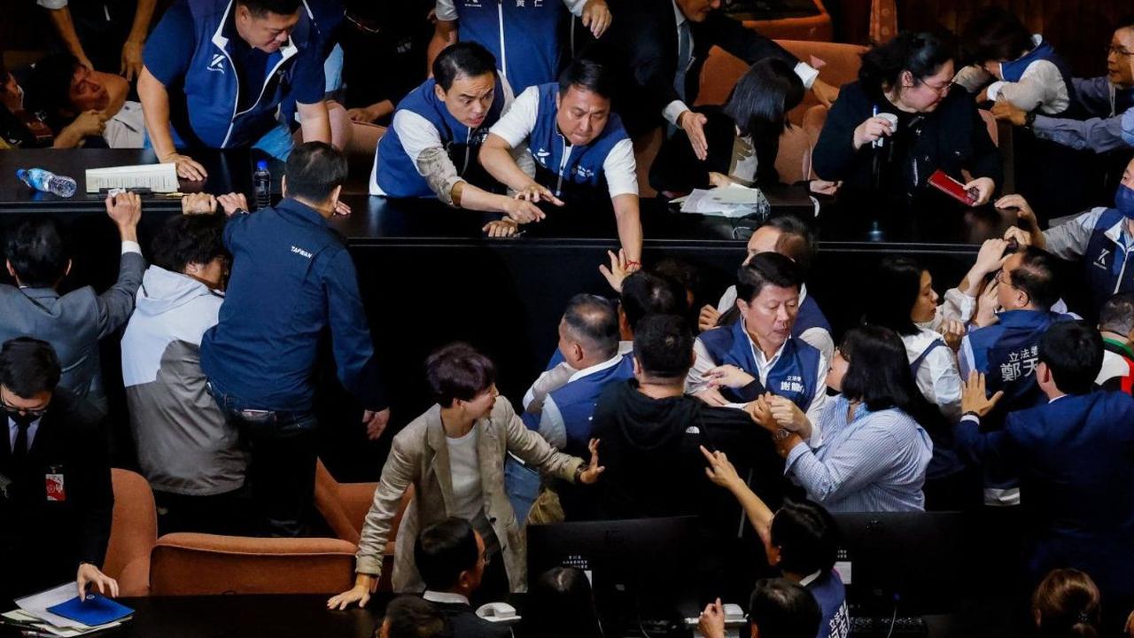 Kericuhan mewarnai rapat parlemen Taiwan ketika membahas reformasi wewenang pada Jumat (17/5/2024). Sejumlah anggota dewan terlibat saling dorong hingga adu jotos ketika kekacauan terjadi.&nbsp;Mereka juga menyerbu kursi pimpinan, beberapa tampak memanjat