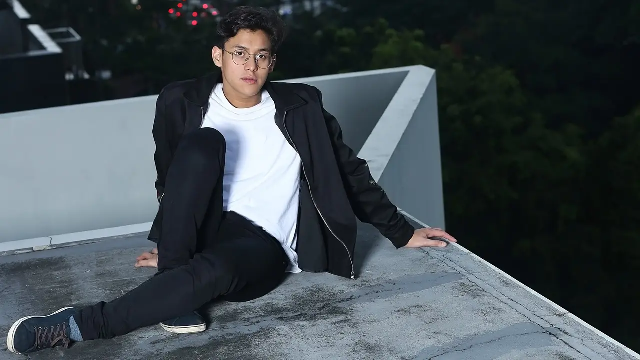 [Bintang] Ardhito Pramono, Musisi Berbakat yang Garap OST Film hingga Debut Single