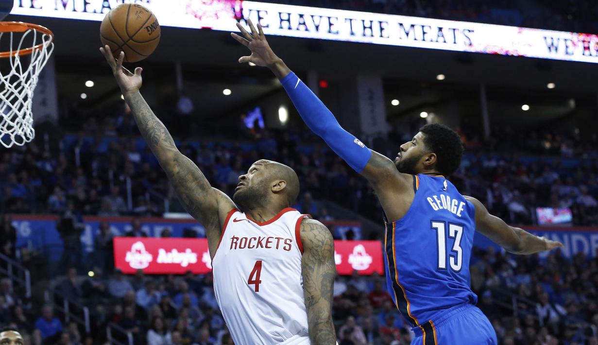 Pemain Rockets, P.J. Tucker #4 melakukan layup saat diadang pemain Oklahoma, Paul George #13  pada laga NBA basketball game di Chesapeake Energy Arena, Oklahoma City, (6/3/2018). Rockets menang 122-112. (AP/Sue Ogrocki)