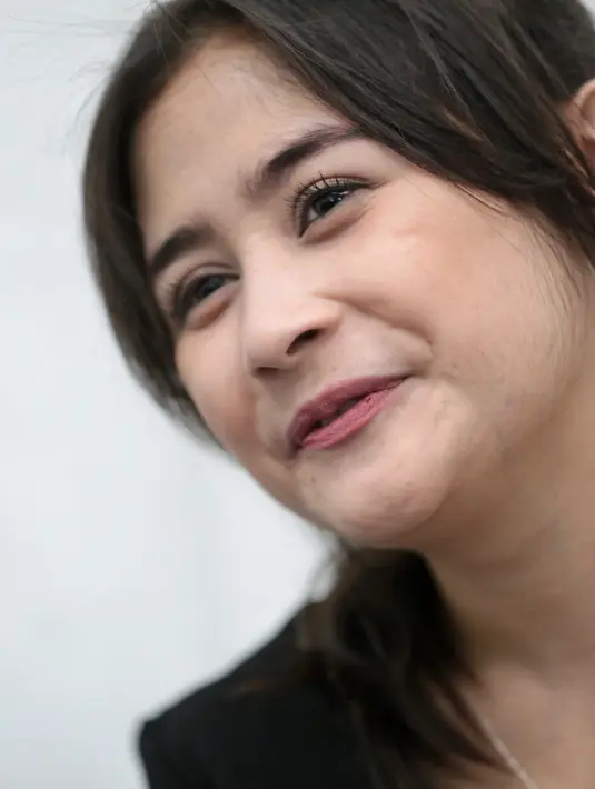 Prilly latuconsina juga tidak mau menanggapi mengenai banyaknya yang protes mengenai hubungannya dengan Teuku Rassya. Ia hanya menanggapinya dengan santai. (Adrian Putra/Bintang.com)