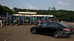 Penampakan mobil jenis Mercy E – 400 disiapkan Pemerintah untuk  membawa para Kepala Negara dalam rangkaian acara Konferensi Asia Afrika (KAA) ke-60 di Kota Jakarta dan Bandung, Jakarta, Kamis (16/4/2015). (Liputan6.com/Johan Tallo)