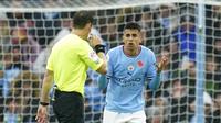 Bek Manchester City, Joao Cancelo diganjar kartu merah oleh wasit dalam laga kontra Fulham dalam lanjutan Liga Inggris 2022/2023, Sabtu (5/11/2022) malam WIB. (AP Photo/Dave Thompson)