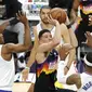 Aksi Pemain Suns Devin Booker (no 1) saat melawan Clippers di final Wilayah Barat NBA (AFP)