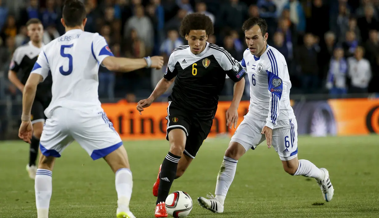 Duel panas terjadi di laga kualifikasi Piala Eropa 2016 antara Israel dengan Belgia di Teddi Malcha Stadium, Jerusalem,Rabu (1/4/2015). Belgia menang 1-0 melawan Israel. (REUTERS/Ronen Zvulun)