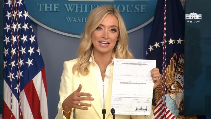 Jubir Gedung Putih, Kayleigh McEnany, menunjukan sumbangan gaji Presiden AS Donald Trump untuk temukan obat Virus Corona (COVID-19).