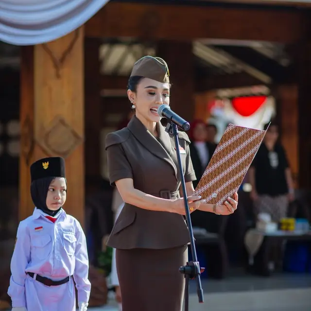 Potret Yuni Shara Jadi Pembina Upacara Kemerdekaan di PAUD Miliknya, Tampil Anggun Curi Perhatian Publik
