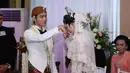 Pria mana yang tidak senang jika tangannya dicium oleh sang istri? (Galih W. Satria/Bintang.com)