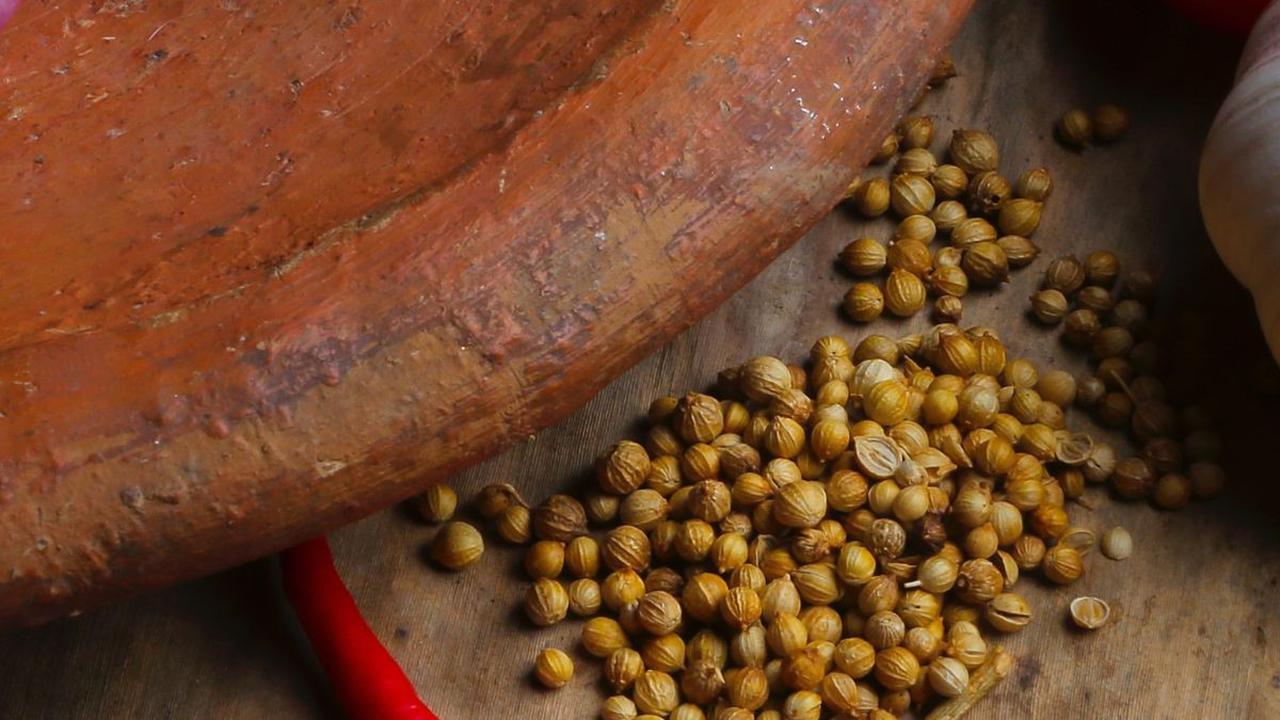 Camilan dengan rasa pedas dan gurih selalu menjadi favorit bagi para pencinta makanan yang menyukai sensasi unik pada lidah. Salah satu resep camilan yang simpel namun memikat dengan kelezatan khasnya adalah camilan bumbu cabai garam.