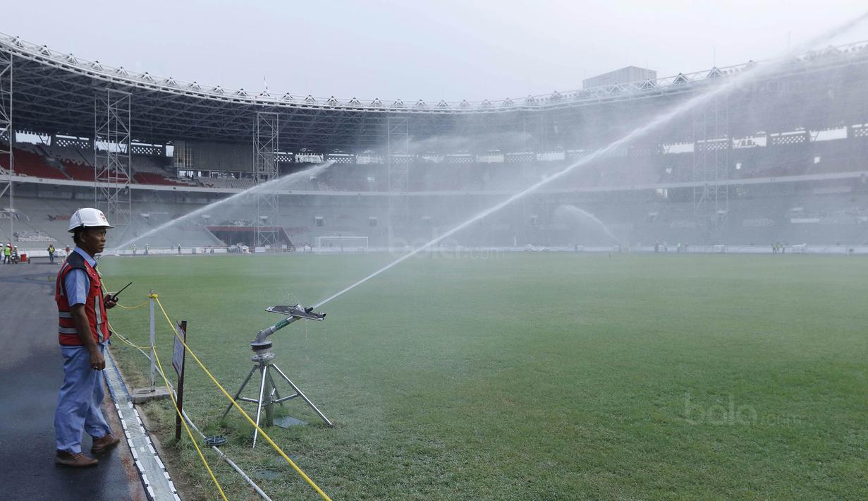 Pekerja memantau penyiraman rumput di SUGBK, Senayan, Jakarta, Selasa (8/8/2017). SUGBK menggunakan rumput jenis Zoysia matrella yang merupakan rumput standar FIFA untuk stadion bertaraf internasional. (Bola.com/M Iqbal Ichsan)