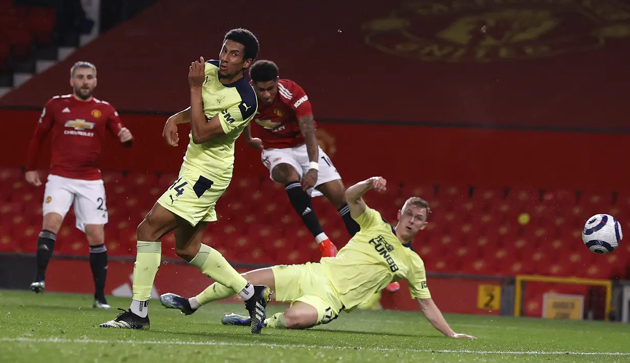 Penyerang Manchester United, Marcus Rashford berusaha melakukan tembakan ke gawang Newcastle United pada pekan ke-25 Liga Inggris 2020/2021  di Old Trafford, Senin (22/2/2021) dini hari WIB. Manchester United sukses membungkam Newcastle dengan skor 3-1. (Phil Noble/Pool via AP)