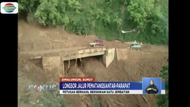 Kementerian PUPR berhasil bersihkan sebagian Jembatan Kembar Sidua-dua yang terdampak material longsor Simalungun di Sumatra Utara.