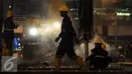 Pekerja Dinas Bina Marga DKI Jakarta melakukan perbaikan dan perawatan jalan 'Underpass' di kawasan Pondok Indah, Jakarta, Selasa (28/11). Perbaikan dan perawatan jalan tersebut guna mengantisipasi musim hujan. (Liputan6.com/Helmi Afandi)