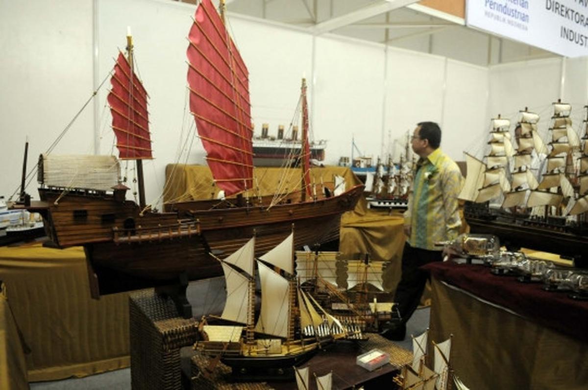 Melihat produk-produk dalam negeri di Trade Expo Indonesia 2015