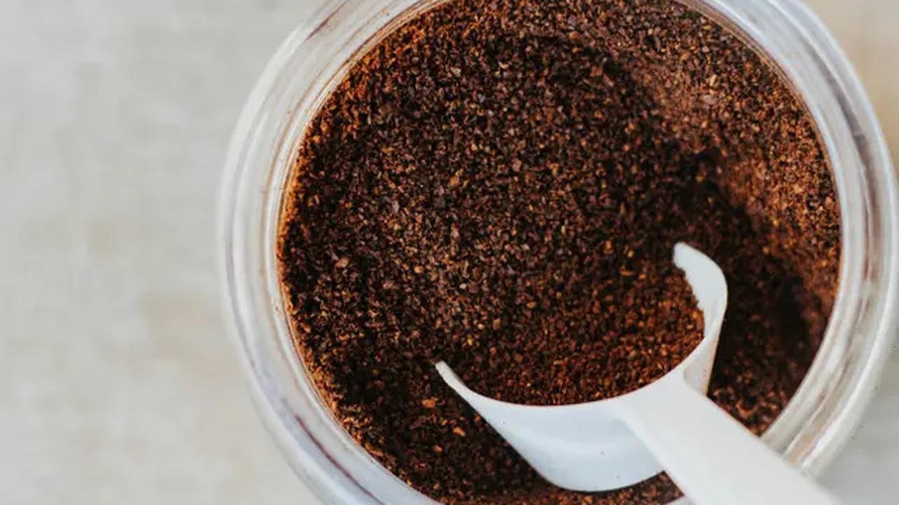 Di Mana Seharusnya Buang Sisa Kopi? Begini Prosedur yang Benar Agar Tidak Bikin Mampet Saluran Air