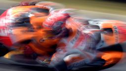 Pebalap Repsol Honda Marc Marquez saat melintasi sirkuit Philip Island, Australia, Minggu (18/10/2015).  (AFP PHOTO / Saeed Khan)