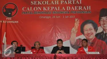 Sekjen PDIP, Hasto Kristianto (kedua kanan) mengikuti acara penutupan sekolah khusus calon kepala daerah, Jawa Barat, Jumat (3/7/2015). Sekolah partai berlangsung sejak 28 Juni hingga 3 Juli 2015 dihadiri 114 orang calon. (Liputan6.com/Herman Zakharia)