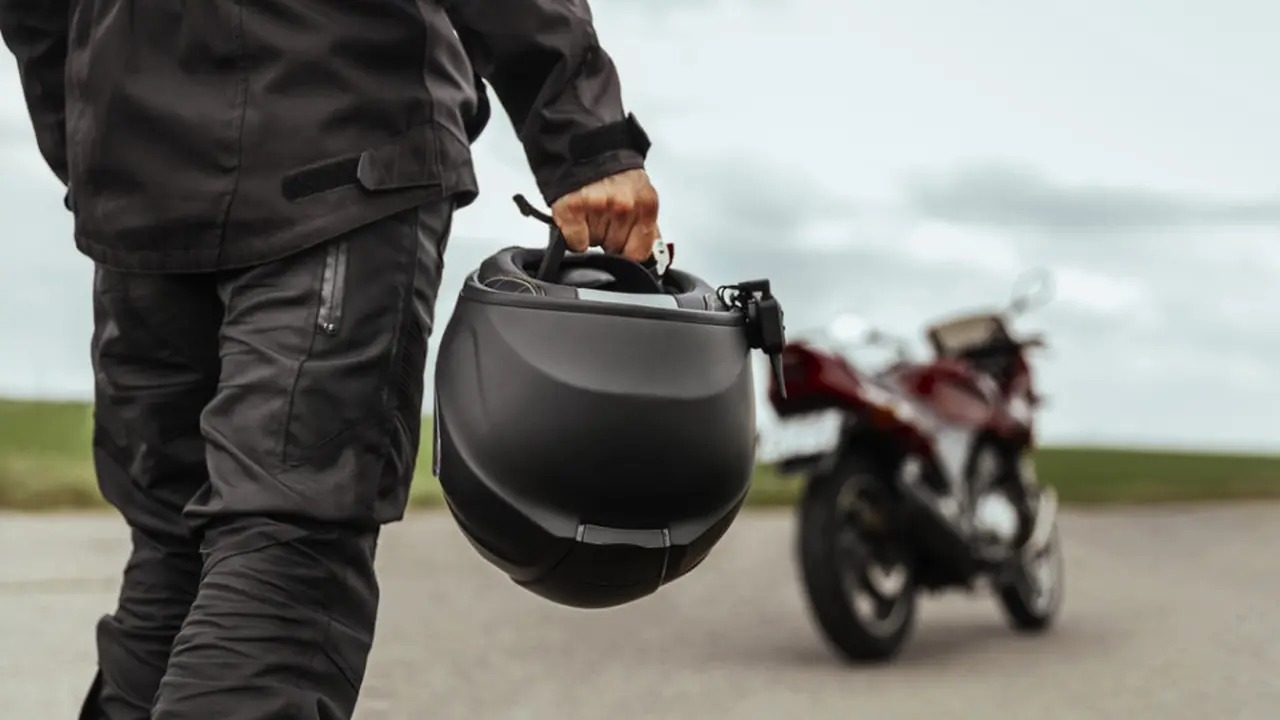 Ilustrasi pengendara motor