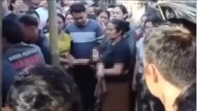 Anak terduga pencuri ayam tangisi pemakaman ayahnya