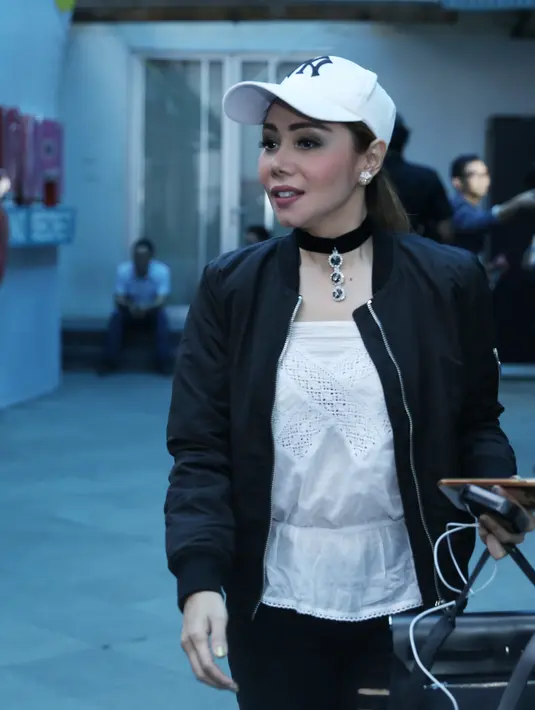 "Nggak ada pemanfaatan hubungan. Karena ya gitu, Vicky bilang ke aku tolong bantuin pada saat ngurusin nemenin bantuin untuk ngejalaninya ya enggak masalah," papar Femmy Permatasari. (Galih W. Satria/Bintang.com)