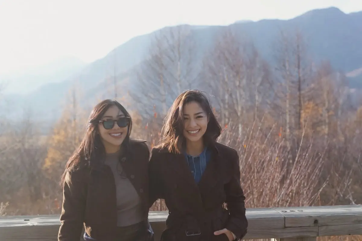 Gaya Layering Stylish Nikita Willy Saat Liburan ke Jepang, Hangat dan Tetap Modis dalam Nuansa Coklat Elegan