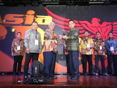 Direktur Transformasi Bisnis PT Pupuk Indonesia Nugroho Christijanto (tengah) mendapatkan penghargaan SRA 2018 Asisten II Setprov Lampung Taufik Hidayat (kanan) dalam acara The 14th SRA di Lampung, Sabtu (8/12). (Liputan6.com/HO/Ines)