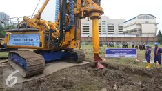 Aktivitas groundbreaking Pasar Bendungan Hilir di Jakarta, Rabu (26/10). Pasar tersebut nantinya terdiri dari pasar tradisional, perkantoran, hunian, serta terintegrasi dengan moda transportasi Mass Rapid Transit (MRT). (Liputan6.com/Immanuel Antonius)