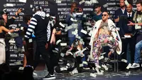 Ekspresi Conor McGregor saat dilemparkan uang petinju Floyd Mayweather saat konferensi pers tur dunia jelang pertandingannya di Barclays Center, Brooklyn, (13/7). Duel ini akan digelar di Las Vegas pada 26 Agustus. (Mike Stobe/Getty Images/AFP)