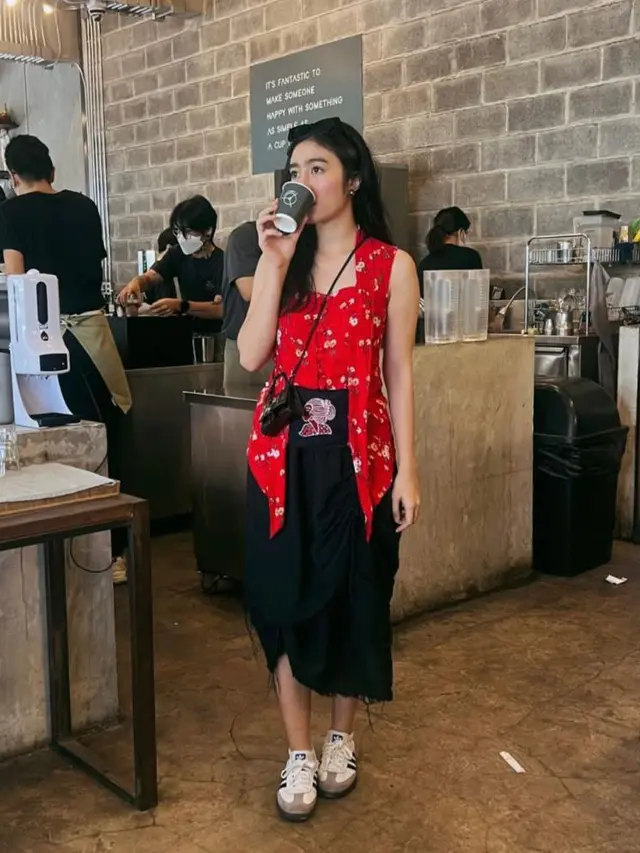 6 Gaya Febby Rastanty Liburan di Thailand, Stylish Pakai Kebaya hingga Batik Jumputan