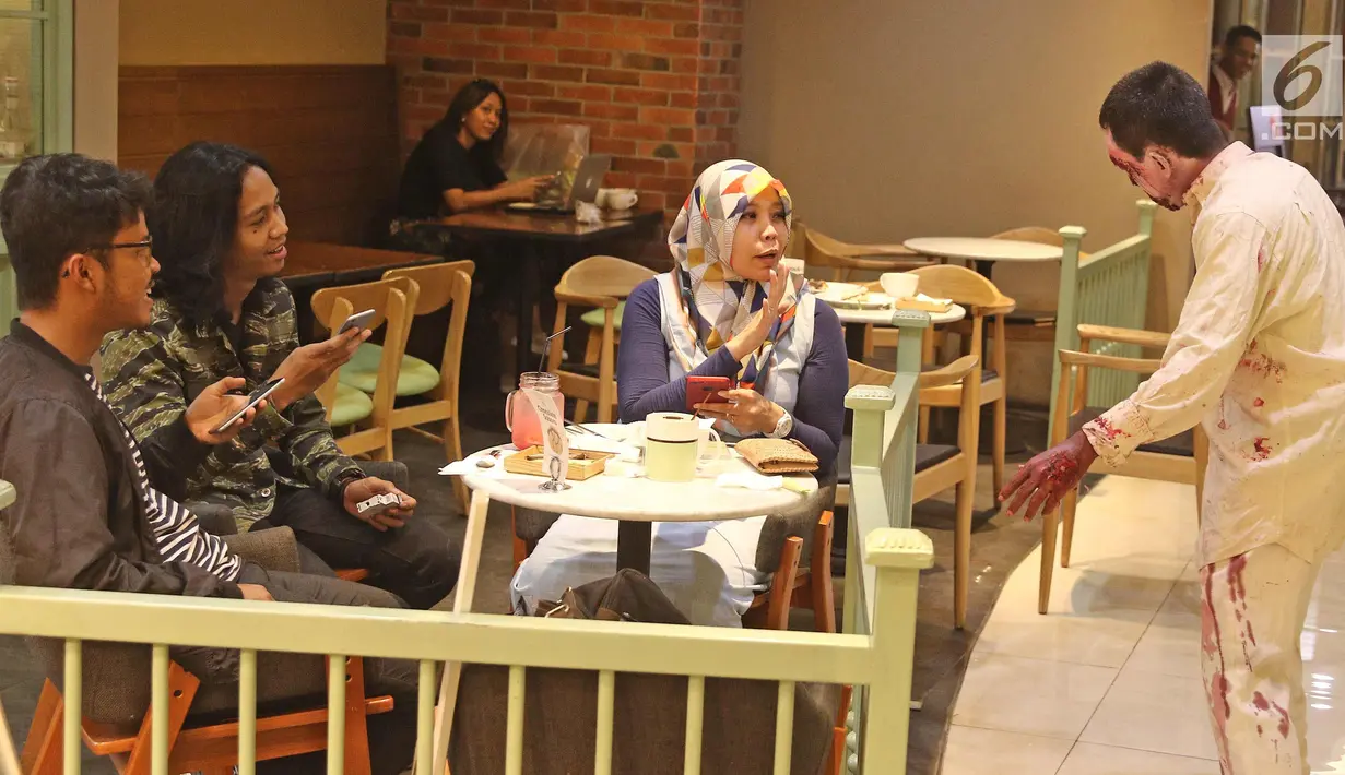Cosplay zombie menakuti pengunjung di pusat perbelanjaan kawasan Sudirman, Jakarta, Selasa (31/10). Salah satu pusat perbelanjaan di kawasan Sudirman menghadirkan 3 cosplay, Zombie, Kuntilanak dan valak merayakan Halloween. (Liputan6.com/Herman Zakharia)